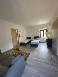 ein Wohnzimmer mit einem Sofa und einem Tisch in der Unterkunft Antico Borgo Buonanotte in San Mauro Castelverde