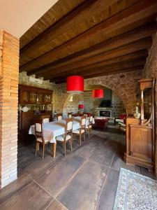 cocina y comedor con mesa y sillas en Antico Borgo Buonanotte en San Mauro Castelverde