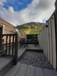 En balkon eller terrasse på Riverside Pod, West Highland Way Holidays