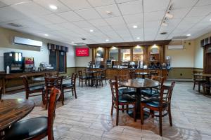 En restaurant eller et spisested på Red Roof Inn & Suites Hazleton