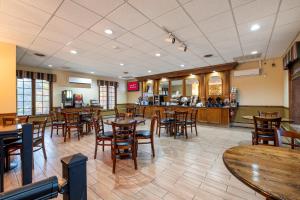 Red Roof Inn & Suites Hazleton 레스토랑 또는 맛집