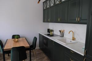 Kuchnia lub aneks kuchenny w obiekcie Glamorous Apartment Old Town Cracow