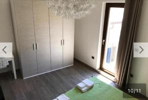 een kamer met een kroonluchter, een tafel en een raam bij Mario Al Borgo in San Benedetto del Tronto