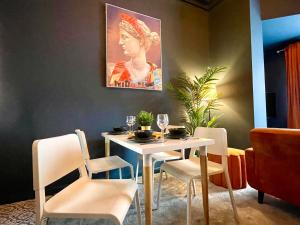 a dining room with a white table and chairs at Stunning & Stylish 2 Bedroom Apartment! - 5 Minute Walk to the Best Beach! - Great Location - FREE Parking - Fast WiFi - Smart TV - Newly decorated - sleeps up to 4! Close to Bournemouth & Poole Town Centre & Sandbanks in Bournemouth +20 photos