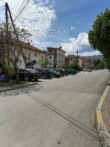 een lege straat met auto's aan de kant van de weg bij CentrRooms-DS in Struga