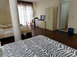 een kamer met een bed met zebraprint in een kamer bij CentrRooms-DS in Struga