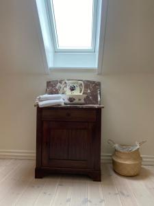 uma casa de banho com um lavatório num quarto com uma janela em Villa Albeck em Rønde
