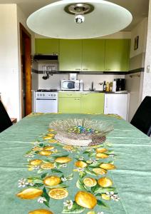 einen Tisch mit einem grünen Tischtuch mit Sandwiches drauf in der Unterkunft Le Crêt, petit nid au pied des cimes in Nendaz
