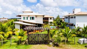 a house with a fence in front of it at Bahia Soul - Casa Mar - Grupo Barril Hospedagens in Taipu