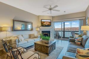 Posezení v ubytování Lake-View Condo with Community Pools in Osage Beach!