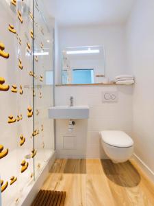 bagno con lavandino, servizi igienici e specchio di L'Etape du Mont, Family Hostel a Pontorson