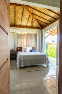 a bedroom with a bed in a room at Bahia Soul - Casa Mar - Grupo Barril Hospedagens in Taipu