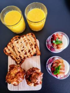 einen Tisch mit Toast und zwei Gläsern Orangensaft in der Unterkunft B&B Huis der Boede in Koudekerke