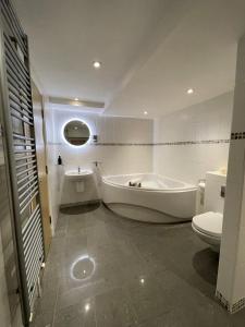 Ett badrum på The Hamptons Apartment and Underground Spa Bathroom