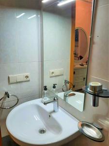 Galeriebild der Unterkunft apartamento soleado, 1 dormitorio con balcón, piscina y garage in Torrevieja