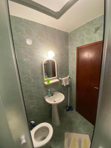 uma casa de banho com um WC e um lavatório em Apartment Lima em Kotor