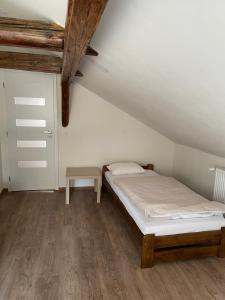 Una cama o camas en una habitación de Penzion Fortuna Žatec