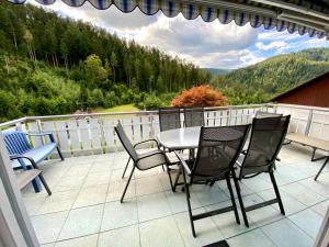 patio con mesa y sillas en el balcón en Ferienwohnung zur Bierliebe - Mit toller Aussicht im Herzen des Schwarzwaldes, en Hornberg