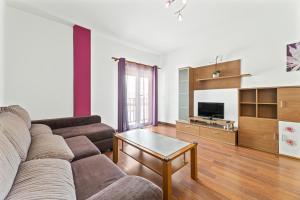 un soggiorno con divano e tavolo di Apartamento Leon 2 ad Arrecife