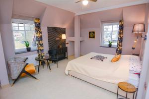 1 dormitorio con 1 cama, mesa y sillas en Willa Kashmir, en Mielno
