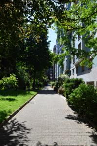 A garden outside DESIGN DISTRICT- NAVIGLI Mini Appartamento Via Tortona 66