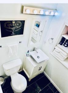 Un baño con un inodoro blanco y un lavabo. en Walking Distance To Beach And Shops, en New Buffalo