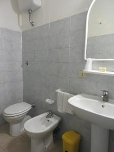 ein Badezimmer mit einem weißen WC und einem Waschbecken in der Unterkunft Appartamenti Lungomare Circeo in San Felice Circeo
