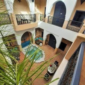 una vista aérea de un edificio con un reloj en una habitación en Riad Papillon by Marrakech Riad, en Marrakech