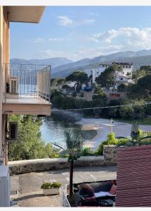 widok na rzekę z balkonu domu w obiekcie APPARTAMENTO DEL CAPITANO w mieście Cala Gonone