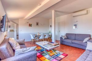 Sala de estar con 2 sofás y mesa en LE GILLY 6 - F3 EXCEPTIONNEL, VUE MER, MODERNE, CLIMATISATION, Vieux-Nice, en Niza