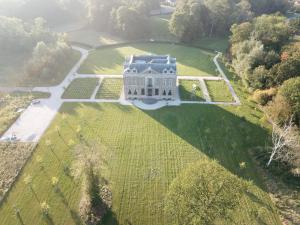 an aerial view of a large white house on a lawn at B&B Huis der Boede in Koudekerke
