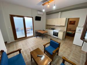Kuchyňa alebo kuchynka v ubytovaní Kalamata home, Marina C