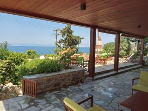 Gallery image of Fantastic House with a Wonderful View of the Sea in Kapótidhes