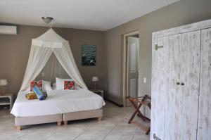 A bed or beds in a room at Hibiscus Beach House