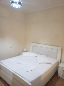 Postel nebo postele na pokoji v ubytování Hotel Kaloshi