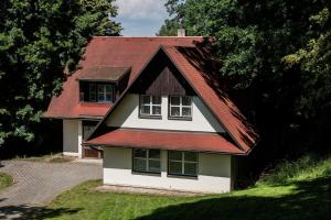 ein weißes Haus mit rotem Dach in der Unterkunft Sola Gratia in Bystřice pod Hostýnem