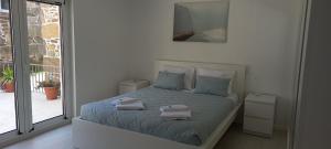 una camera da letto con un letto con asciugamani sopra di Cabanelas Country House - Casa do Luís a Vale de Cambra