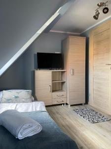 Säng eller sängar i ett rum på Domek Zielony