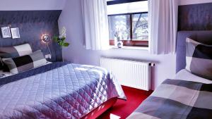 クアオルト・オーバーヴィーゼンタールにあるApartments - Lehmanns Ferienwohnungenのベッドルーム(ベッド1台、窓付)