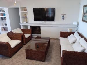 Televisor o centre d'entreteniment de Fantastic House with a Wonderful View of the Sea