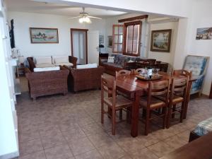 Zona d'estar a Fantastic House with a Wonderful View of the Sea 37 fotos més