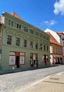 ein Gebäude an der Straßenseite in der Unterkunft Penzion Fortuna Žatec in Žatec