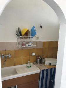 une cuisine avec un évier et un comptoir avec de la vaisselle dans l'établissement VIRGOLA ZERO HOLIDAY BEACH, à Porto Potenza Picena