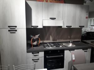 a kitchen with a stove and a sink at Appartamento Vincenzina in Lampedusa