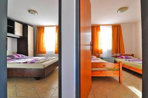 Posteľ alebo postele v izbe v ubytovaní Apartment on Vir Island near the Beach