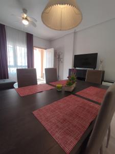 Televízia a/alebo spoločenská miestnosť v ubytovaní Apartment next to the beach