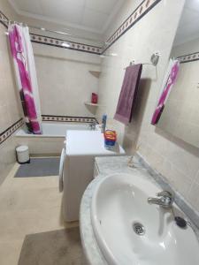 Kúpeľňa v ubytovaní Apartment next to the beach + 10 fotografií