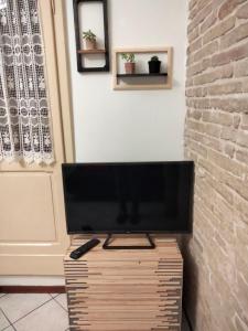 Elle comprend une télévision à écran plat installée au-dessus d'une commode. dans l'établissement Casa Teresa, à Castelfidardo