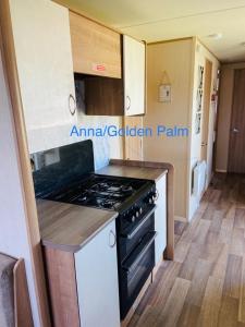 Dapur atau dapur kecil di Golden Palm, 8 Berth Caravan