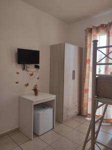 ガリポリにあるB&B Il Girasoleのデスク、壁掛けテレビが備わる客室です。